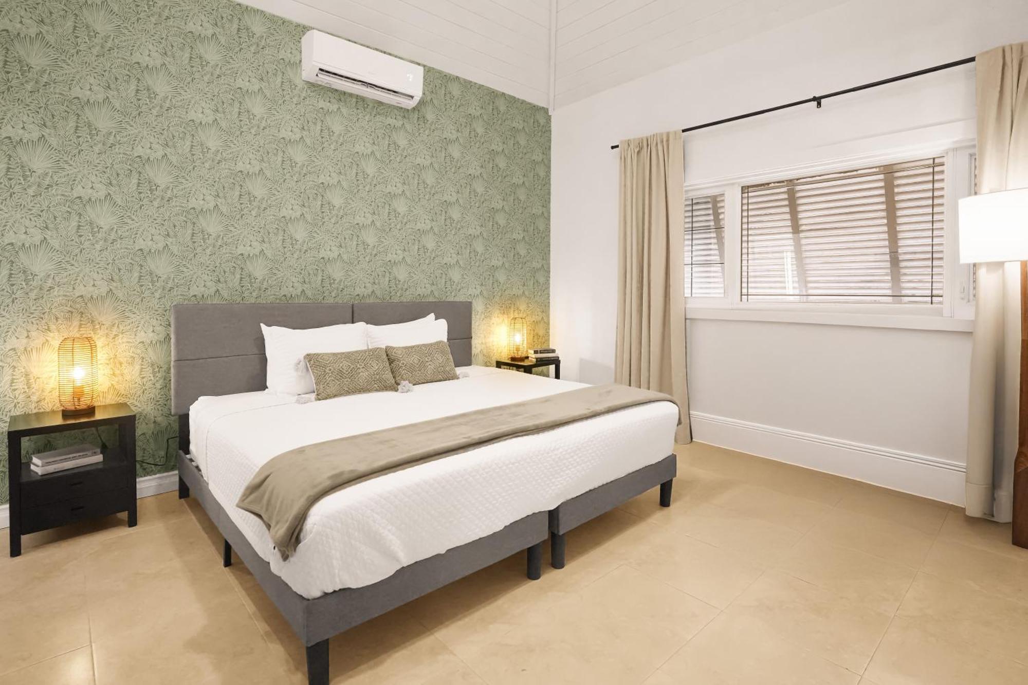 Cobalt Coast Resort West Bay Buitenkant foto