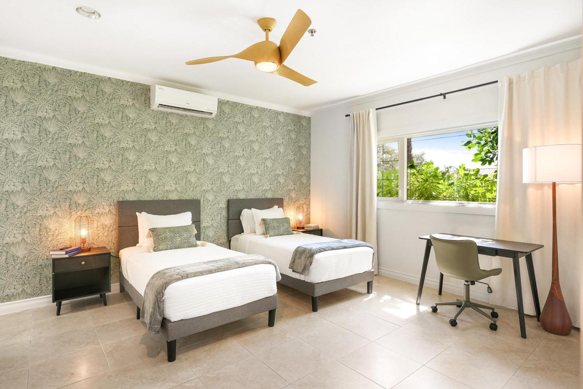Cobalt Coast Resort West Bay Buitenkant foto