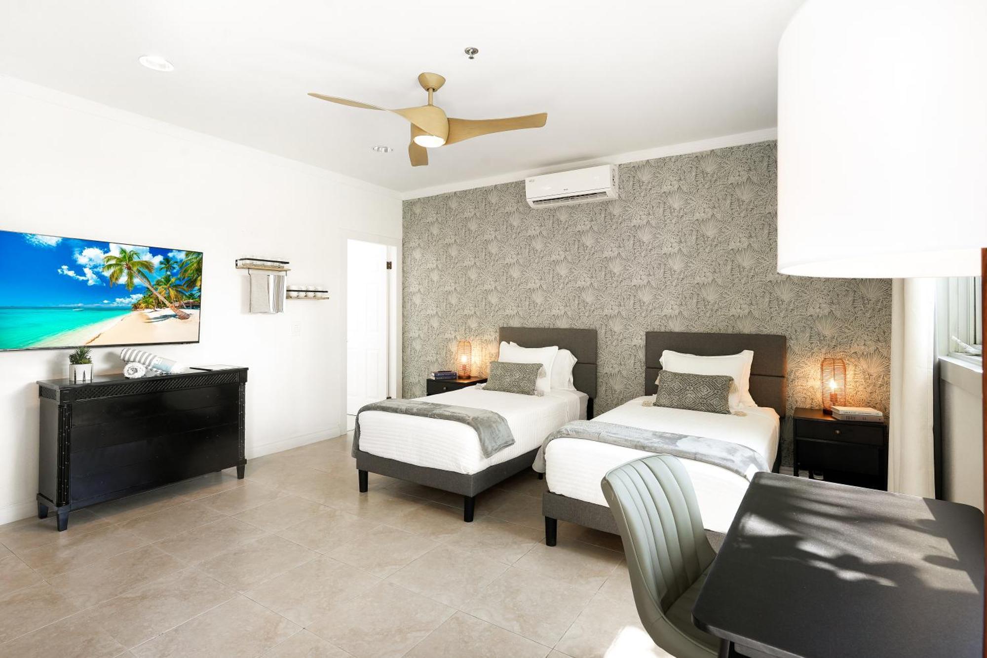 Cobalt Coast Resort West Bay Buitenkant foto